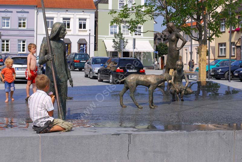 Ribnitz_Brunnen_Bernsteinfischer_2