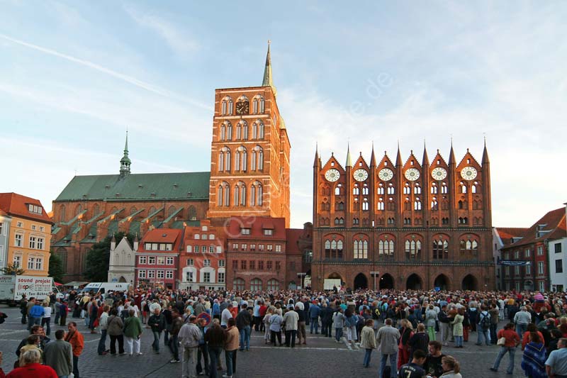 Stralsund_Alter_Markt_mit_Menschen