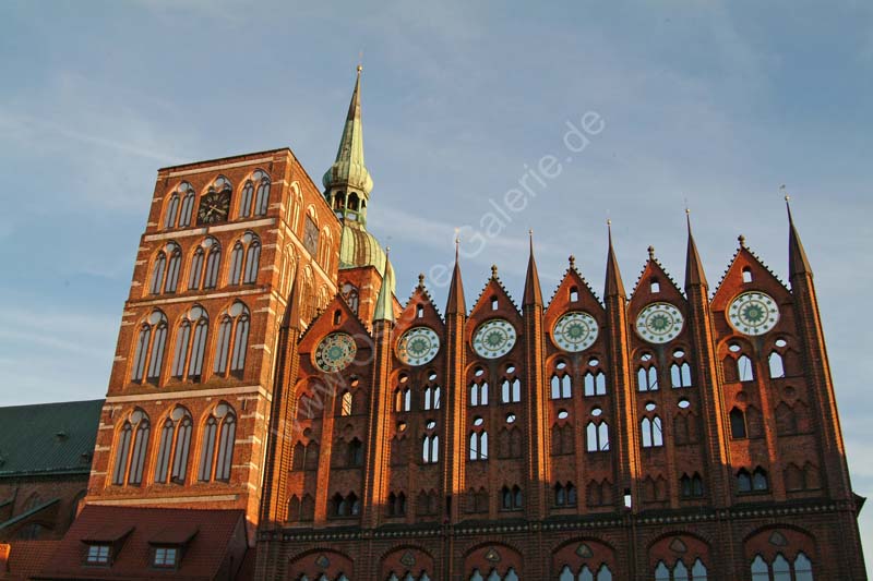 Stralsund_Rathaus_Nikolaikirche_Abend