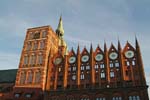 Stralsund_Rathaus_Nikolaikirche_Abend