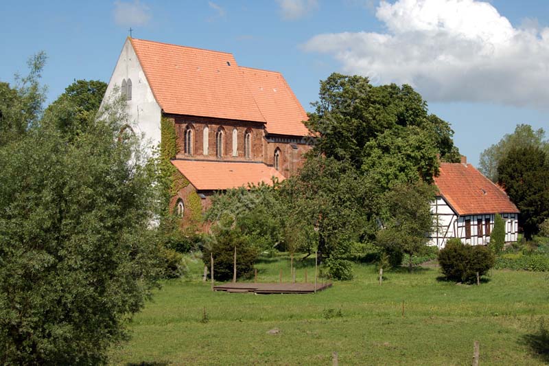 Kirche_Starkow_Kuesterhaus_1