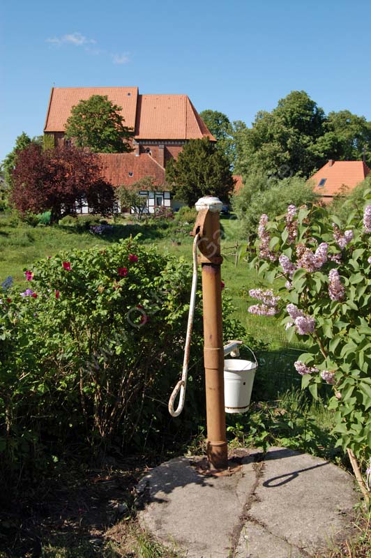 Kirche_Starkow_Kuesterhaus_Pumpe